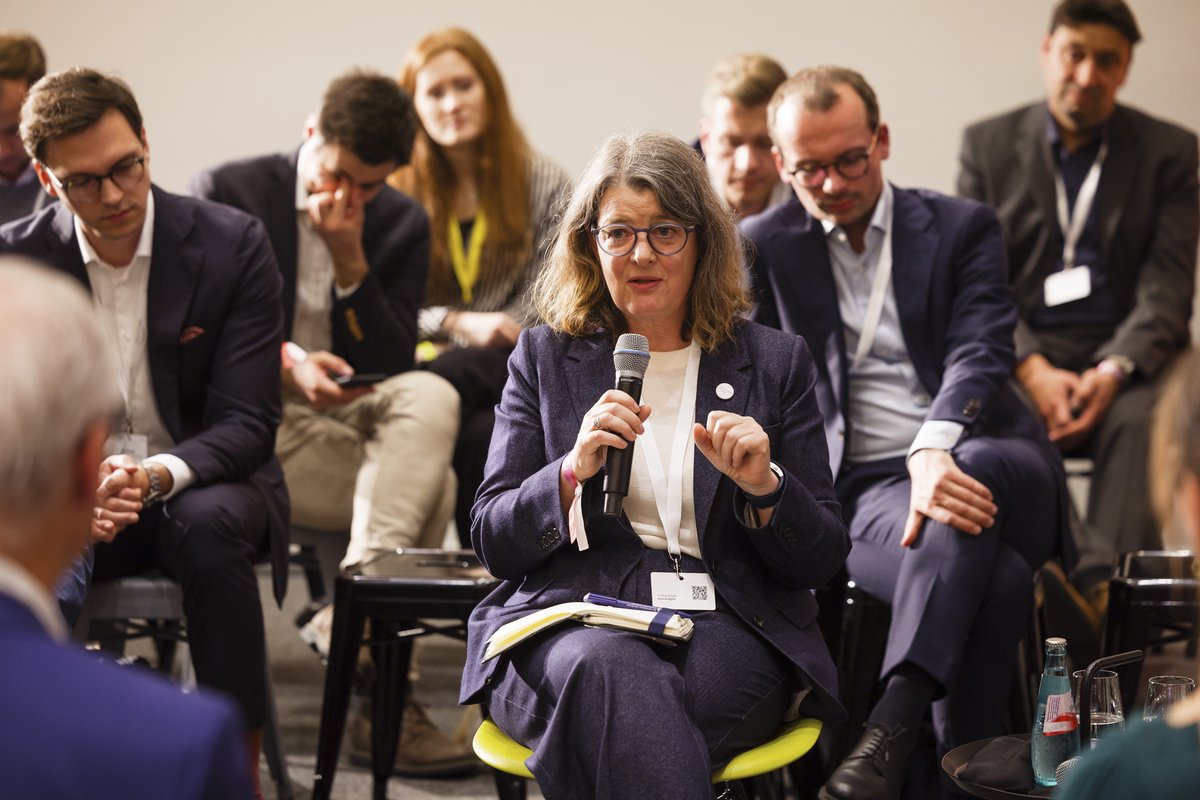 Britta Renner in Diskussion beim Digital Gipfel der Bundesregierung 2024 ©BMDV/Deckbar