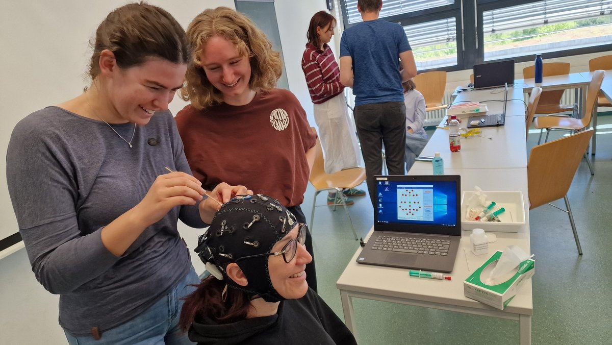 Verbesserung der Übergangswiderstände beim mobilen EEG mittels Gel ©Karl-Philipp Maria Flösch