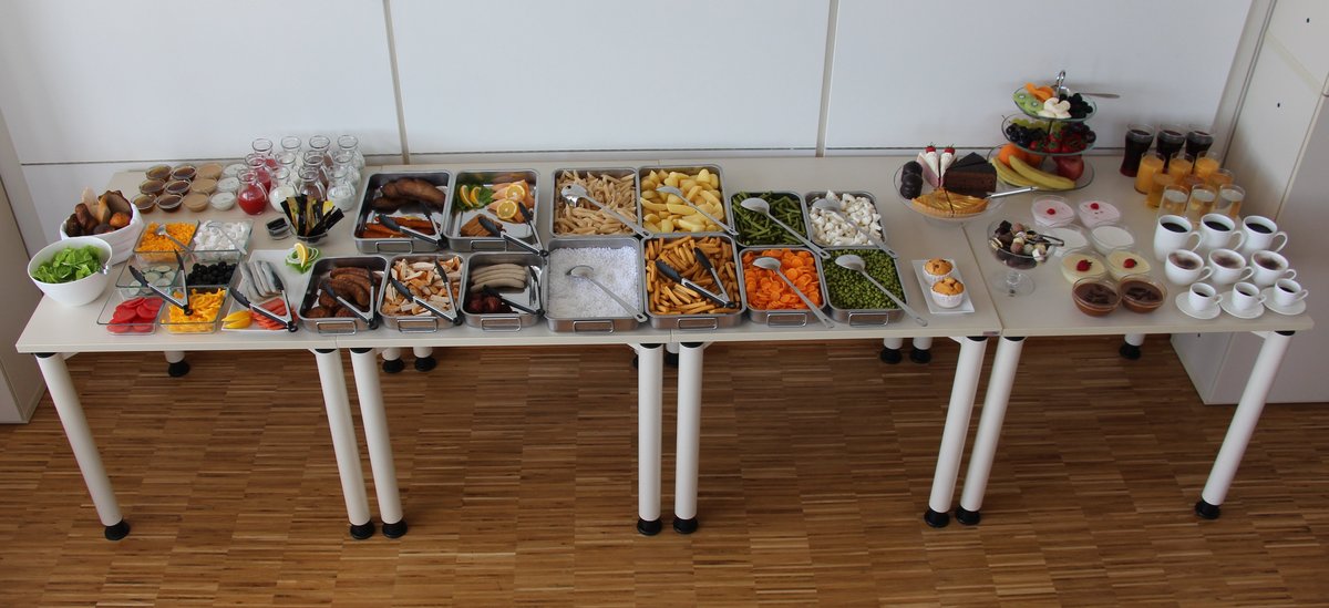 [Translate to Englisch:] Bild zeigt Buffet mit Lebensmittelattrappen